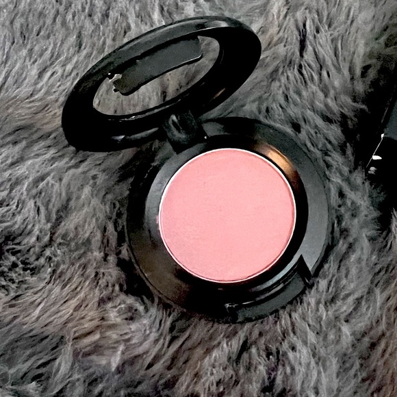 NIB - MAC - SATIN Eyeshadow - GIRLIE - Picture 7 of 16